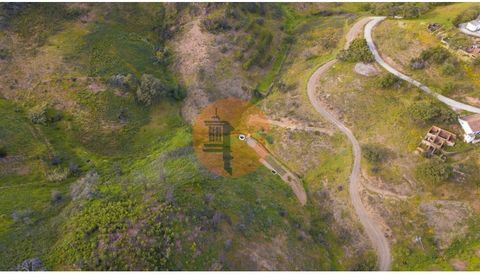 Rustic land measuring 400m2 in Cortelha, parish of Azinhal, municipality of Castro Marim. Characterized by its tranquility and natural beauty, it is surrounded by lush vegetation. Azinhal is a typical Algarve village, preserving rural traditions and ...