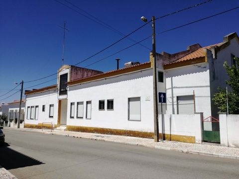 If you want to create your business or help companies to create their own business, here is an excellent possibility. An investment in Alentejo, an investment in Estremoz. Property very well located and with great potential. it can make housing, tour...