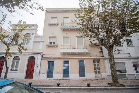 Located in Bairro Novo, very close to the Figueira Casino and Clock Beach, this building consists of 4 floors, one commercial floor and three for housing. The interior of the building is in a poor state of repair, only the façade has been recovered. ...
