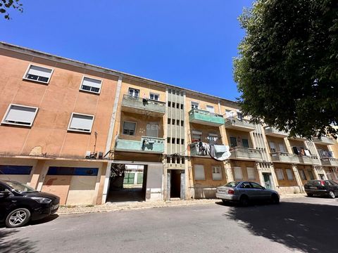 Are you looking for a good investment? I present to you this residential building for remodeling and patio, at Rua Dom Afonso Albuquerque, Alhos Vedros. Building in total ownership, with 82m2 of implantation and 246m2 of gross private area, for rehab...
