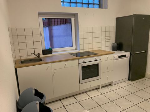 A fully equipped and high-quality 3-room apartment in Gelsenkirchen is now available for rent. Equipped with 5 beds, a separate kitchen, a bathroom with shower and WC, the apartment is suitable for a maximum of 5 people. The modern and bright furnish...