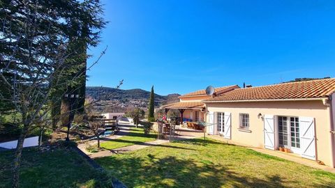 Small village in the heart of the natural park of Languedoc located at 9 minutes from Herepian (village with all shops), 15 minutes from Bedarieux and 45 minutes from the beach ! Pleasant villa with a living space of 153 m2 offering a nice living are...
