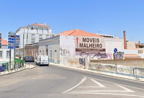 Urban building located in Portimão, in a very privileged location, providing wonderful views over Arade. They present different maintenance and usufruct conditions, being partially vacant. They occupy a prominent position in the historic area. Given ...