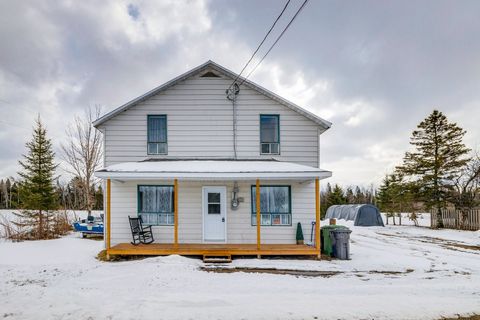 One-and-a-half-storey property located in the countryside. It has undergone several renovations since 2022. Offers 4 bedrooms. Sold fully furnished including appliances. Ideal for your small family, or for a 1st purchase. Come and see her, you'll be ...
