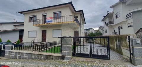 FLOOR VILLA (first floor) fully refurbished, offering 3 bedrooms and 1 office with high quality finishes. Property with pre-installation of air conditioning for optimal climatic comfort. The interior details were designed with comfort in mind, with w...