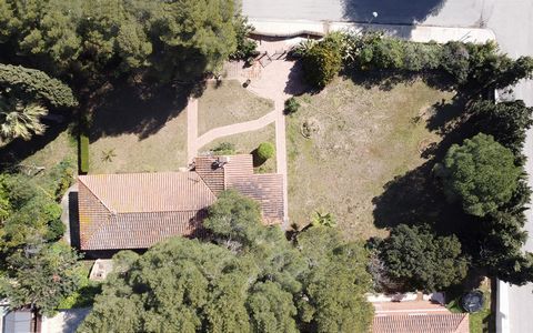 Land of 2,000 m² with a villa all on a floor of 153 m² built in residential Cunit. The land is urban and is a set of 3 plots. Topographic report available. The villa consists of a large hall, living room with fireplace, separate kitchen and laundry r...