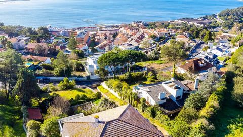 Plot with 2000m2 with stunning river views. It currently has a 610m2 house to renovate and a PIP approved for the construction of a second villa. Privileged location in the Alto de Santa Catarina in Oeiras, about 15 minutes drive from Lisbon, and clo...