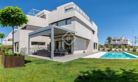 Lucas Fox is pleased to present this unique villa in the exclusive Valdemarín neighbourhood, in Aravaca. This detached house is located in a gated community with a swimming pool, padel tennis court and concierge service. Its location is excellent, ve...