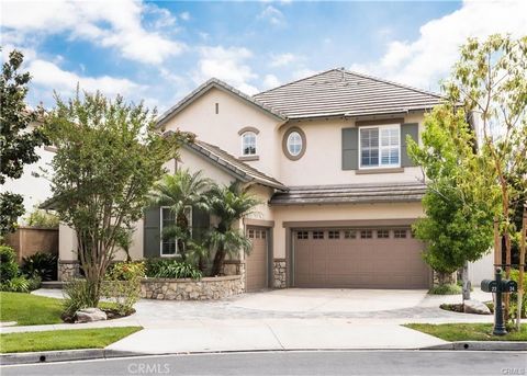 Desirable Brentwood floor plan with great curb appeal in the guard-gated community of North Park. The private entrance with a double door invites you to a formal living and separate dining room. This home features a dramatic foyer with vaulted ceilin...