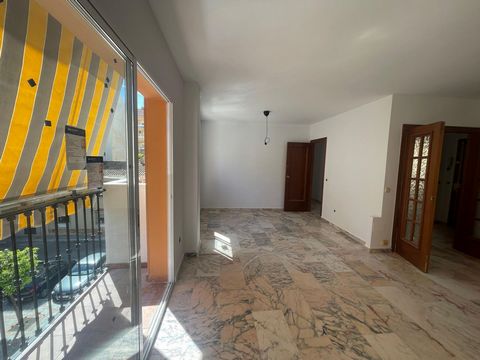 Located in Fuengirola. A charming second floor apartment, available for long-term rental! The apartment has 2 bedrooms and 2 completely renovated bathrooms. There is a large living room from which you have direct access to a small balcony. The kitche...