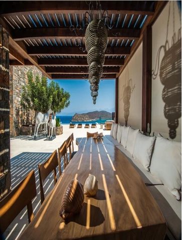 Villa de luxe sur trois niveaux à vendre à Plaka – Elounda (Préfecture d’Agios Nikolaos – Crète orientale Surface du terrain : 2.209 t Total couvert : 412,56 m² Véranda non couverte : 622 m² Occupation maximale : 12 personnes 3 Étages 6 Chambres avec...