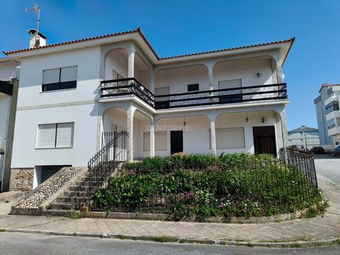 Independent house with fantastic sea views, located in Vila Praia de Âncora, municipality of Caminha, close to the municipality's attractive beaches. Consisting of ground floor and first floor with independent entrances, this property has enormous po...