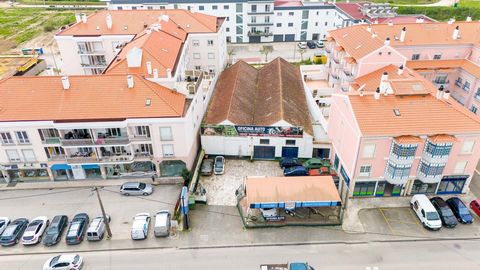 Situé dans le village de Lourinhã, cet entrepôt spacieux offre une opportunité unique de reconstruction et de développement. D'une superficie totale de 620 m² et d'un généreux terrain de 1003 m², cette propriété présente un emplacement privilégié, id...
