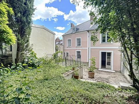 Magnificent bourgeois house to be restored with a living area of 217 M2 built on a plot of 953 M2. On the ground floor, there is an entrance hall with cement tiles, a semi-equipped closed kitchen, a living room of 55 M2, open to the garden, access to...