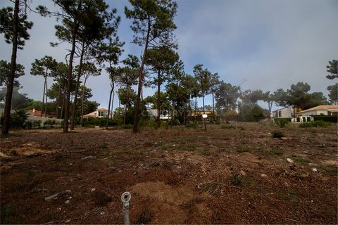 Excellent plot of land located in one of the best areas of the luxury condominium Herdade da Aroeira, with 24-hour security. Infrastructure fees have already been paid, only requiring the design of your dream home. The plot is ideally situated on a v...