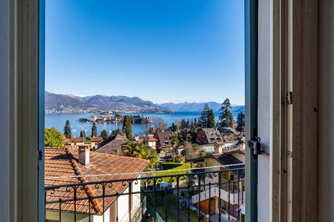 Characteristic period house for sale, located in an enchanting and peaceful setting, offering a breathtaking view of the charming Borromeo Islands and Lake Maggiore. This detached house for sale, located in the Stresa hamlet of Carciano, represents t...
