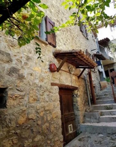 RARE FOR SALE ! 15 minutes from Lake Castillon! Independent village house with beautiful garden Pretty 3/4 room house with lots of stone character! Large garden of approximately 115 m2, Hamlet of Rouaine, close to Annot and all amenities (10 minutes)...
