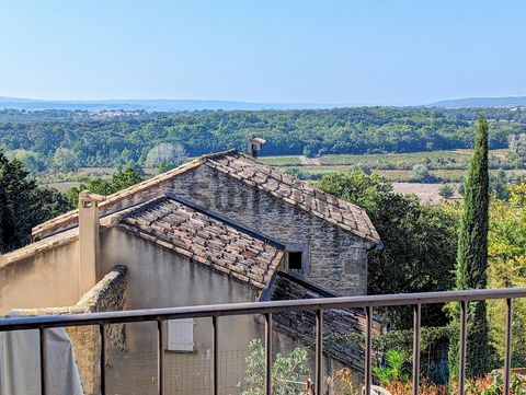 Another magnificent Swixim international exclusivity: On the heights of Castillon du Gard, a listed medieval village south of Uzès, 200m walk from the center, village house of about 85m2, built in 2007 but retaining a stone base giving it a certain c...