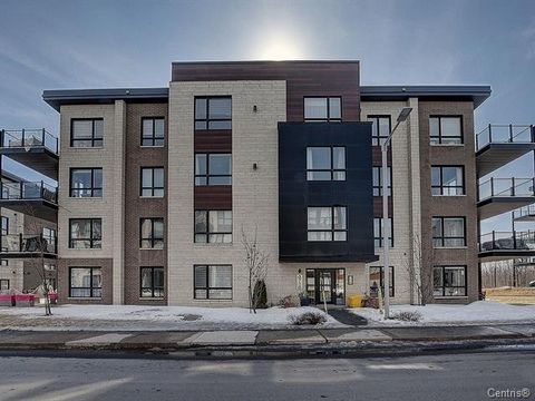 Welcome to the Faubourg Cousineau Eco-District! Magnificent bright corner unit, built in 2017, FULLY FURNISHED offers 1,000+ square feet of living space and is located on the second floor. Nestled in a superb complex with garage, elevators and heated...