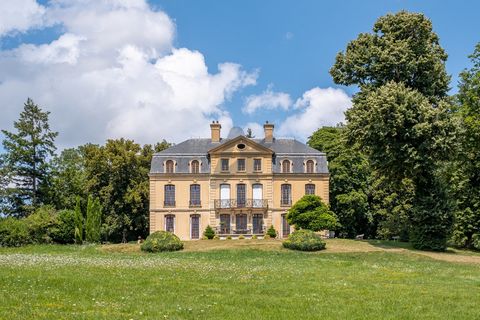 Mit Blick auf den bewaldeten Park von mehr als 5 Hektar bietet dieses außergewöhnliche Anwesen, das im siebzehnten Jahrhundert aus geschnittenem Stein erbaut wurde, ein privilegiertes Wohnumfeld in einer ruhigen Gegend, nur 1 Stunde von Lyon und 15 M...