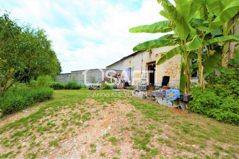 Old stone house of approximately 114 m² in a quiet area 6 minutes from Vélines train station, 17 minutes from Ste Foy la Grande and 20 minutes from the motorway. It is located on land of approximately 3000 m² with trees. Inside it is composed of: a l...