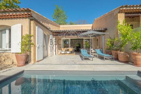 The Bec Capron Immobilier agency, specialist in charming and luxury real estate in Aix en Provence, offers you for purchase, in a quiet crossing , this superb apartment of 193m2 on the ground (140 carrez) recently tastefully renovated on a 390m2 gard...