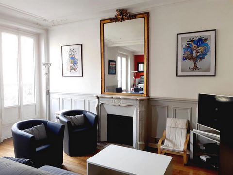 4-room flat in bourgeois style, large living room, high ceilings, three large windows in the living room opening onto a balcony, moulded parquet floor, fireplace, over-window. Close to rue Mouffetard and the Les Gobelins underground station, this 83....