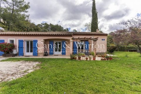 Pierrefeu du Var in absolute calm, pretty single-storey villa of approximately 170m2 including living room with generous volumes and high ceilings, fireplace, 3 bedrooms including a large master suite with its private bathroom and dressing room, 2nd ...