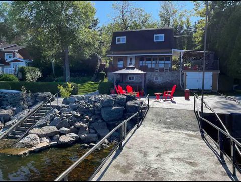 Chambord, bordé par le majestueux Lac St-jean, cette propriété/n/roffre une vue magnifique sur l'eau. Vous serez prêt à vous installer et profiter de ce beau coin de paradis car c'est déjà meublé! À l'extérieur, un patio couvert, un foyer de pierres ...