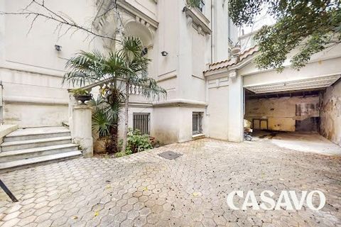 Casavo offers for sale this magnificent mansion from 1906 in the centre of Nice. On 3 levels and with a large double garage, this exceptional property with a compact plan is to be completely renovated. It consists of a ground floor with 3 main rooms,...