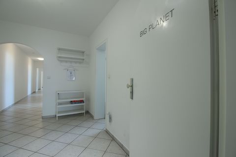 You can access all rooms through the light-flooded hallway. From the spacious entrance area you can reach the shared bathroom (toilet, washbasin, bathtub, shower). You then reach the first two bedrooms, each of which is equipped with two single beds,...