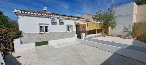 This renovated house with 2 bedrooms, 2 bathrooms and a guest toilet offers a wonderful balance between city and countryside. In the district of Bermejo, between Alora and El Caminito del Rey is located on a country road. The house, which measures 93...