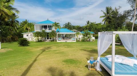 Villa direkt am Strand im Zentrum der Stadt in Playa Las Ballenas. Um Missverständnisse zu vermeiden, gibt es eine kleine Straße zwischen dem Grundstück und dem Strand. Aber das Anwesen liegt direkt am Meer. Nichts vor dir. - Große Grundstücksgröße a...