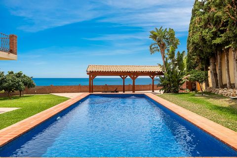 Impressive villa in La Capellania, situated between the luxurious Reserva del Higueron and the picturesque Benalmadena Pueblo. Before describing this fantastic villa, we have to tell you about the spectacular views: from nearly every room in the hous...