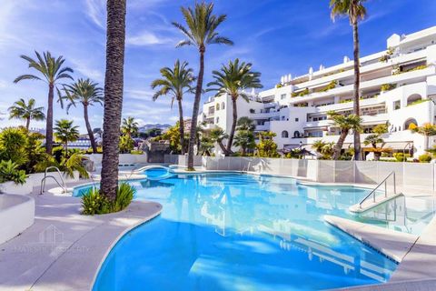 Panoramic sea views located in the exclusive and iconic urbanization of Castillo San Luis, situated next to the sea and all services in Torremolinos. This huge and luxurious apartment benefits from 234 msq and is unique in style, sophistication with ...
