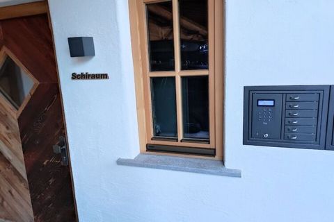 Hoogwaardig, modern vakantieappartement met oog voor detail ingericht met een dennenhoutsauna in de directe omgeving van de lift naar het skigebied Kitzbühel.