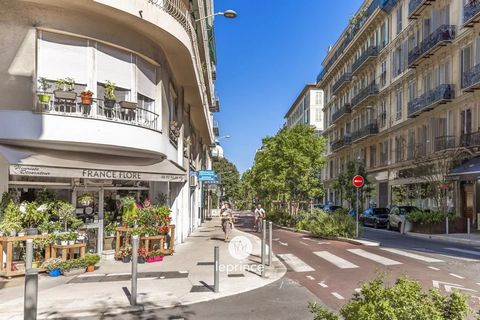 Nice Fleurs - Rue Fricero In the heart of Nice - Rue Fricero, on an upper floor of a typical Niçois building (no elevator), ideally located, bright and airy one bedroom apartment. This functional apartment consists of a fully equipped kitchen, a livi...
