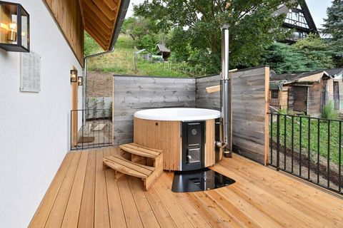 “Oma Ludwin 1” is een nieuw premium vakantiehuis, 100% ecologisch, moderne architectuur, hoogwaardige inrichting met sauna en bubbelbad, terras, tegelkachel