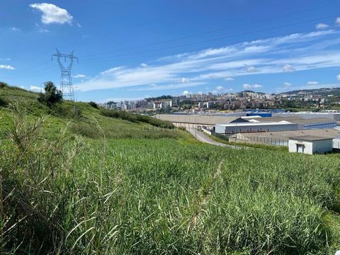 URBAN LAND IN THE INDUSTRIAL AREA OF FRIELAS Urban land with 1890m2 located in the industrial area of Frielas. A few meters from IKEA de Loures and the Food Retail Park. Excellent access to Lisbon, South and North of the country. Plot with 1890 m2 wi...