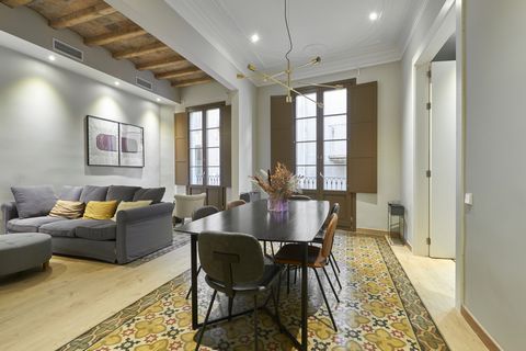 Beautiful apartment completely renovated in the historic center of Barcelona: The Gothic Quarter. It has 143m2 distributed in a living room, a fully equipped independent kitchen, two double bedrooms, two complete bathrooms (one of them en suite in th...