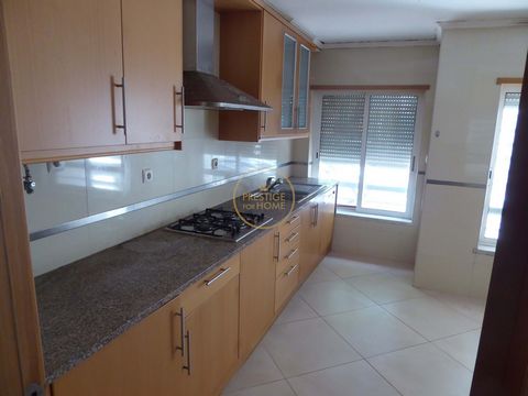 Located in Loulé. 3 bedroom apartment, with parking space, located on the ground floor. Comprising entrance hall, kitchen, 3 bedrooms, 2 bathrooms, 1 of them private and living/dining room. Inserted in a building of 5 floors, with a total of 105 squa...