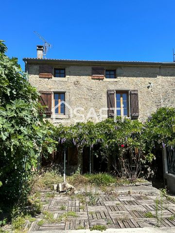 Discover this spacious 3-story house with garden and garage, located in la Bastide de Bousignac, close to the festivities and amenities of Mirepoix. On the ground floor, enjoy a welcoming entrance with storage, a bathroom, and a bright living room wi...