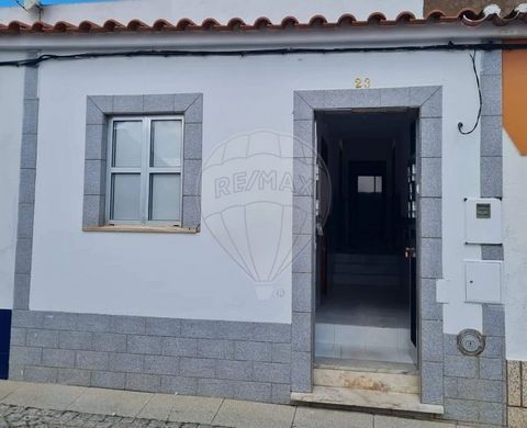 Typical Alentejo villa located in a quiet and peaceful area in the center of the village of Santana, municipality of Portel.   3 bedroom townhouse, consisting of hallway, three bedrooms, living room with outlet installation for fireplace or stove, ki...