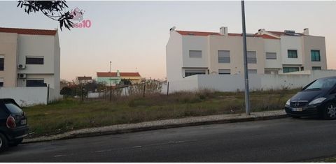 2 Grundstücke zum Verkauf, zum Bau, in Montijo Ausgezeichnete Grundstücke mit einer Fläche von jeweils 189 m2 (insgesamt 378 m2) und einer Implantationsfläche von 108 m2 (insgesamt 216 m2) für jede Villa. Möglichkeit der Bruttobebauung von 268m2, jed...