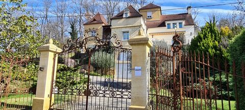 Traditional villa, possibility to convert into 2 houses (subject to necessary permissions), recently remodelled while retaining the original 1941 design. 4 bedrooms with bathrooms, a stone's throw from Sarlat-la-Canéda. The house has 4 floors, approx...