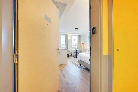 Découvrez ce charmant appartement de 26m2 situé au deuxième étage, accessible par ascenseur, et pouvant accueillir jusqu'à deux personnes. Il comprend : - Un espace de vie lumineux et accueillant équipé d'un lit double Queen-Size, d'une table pour de...