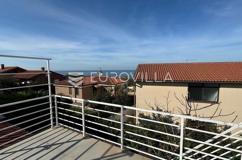 Umag, surroundings This interesting property is located only 8 kilometers from the city of Umag. This nice house is located on a plot of 240 m2, with a total living area of 75 m2. It consists of an entrance hall, a bathroom, a storage room, two bedro...