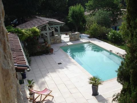 FOR SALE in the pretty town of Callian (83) very beautiful 6-room stone house of about 150m² with swimming pool, pool house and barbecue on a flat and enclosed plot of 3126m². Quiet and residential area facing south, this charming house offers beauti...