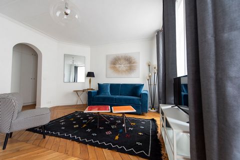 Beautiful, fully renovated 28 m2 studio apartment on the 2nd floor in the heart of a chic, lively district of the 7th arrondissement. Bright studio overlooking the street with two windows: Open-plan kitchen with fridge, microwave, hob, kettle, toaste...