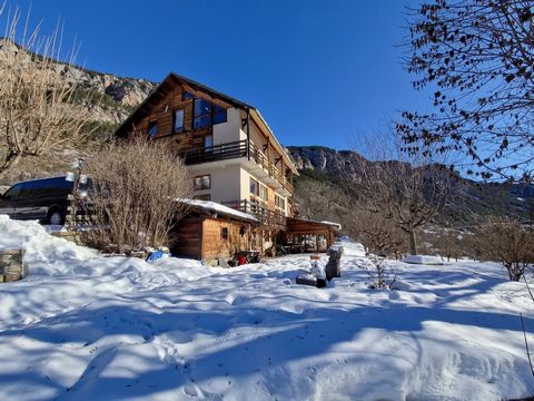 2** Hotel with 11 rooms, restaurant - bar, terrace in a quiet and natural location in the Ecrins National Park. Possibility of 34 sleeping accommodations. Function apartment included. Large quiet property. 2** Hotel with 11 rooms, Restaurant - Bar, Q...
